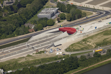 802624 Luchtfoto van de werkzaamheden aan de zuidelijke tunnelingang van de landtunnel in de autosnelweg A2 te Utrecht, ...